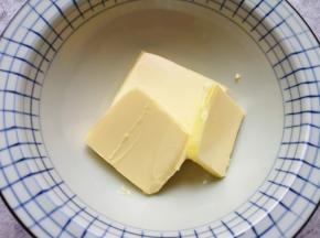 黄油室温软化。 