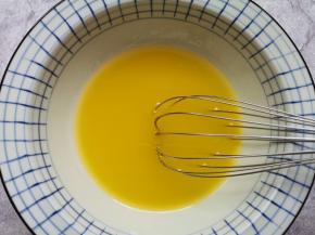 用手动打蛋器搅打至糖融化。 