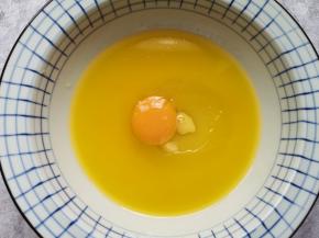 打入一个鸡蛋，加入盐继续搅打至细腻状态。 