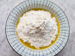 加入低筋面粉和泡打粉。