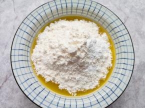加入低筋面粉和泡打粉。