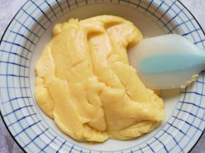 用硅胶铲翻拌均匀。 