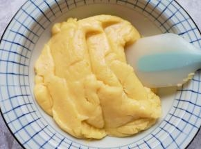 用硅胶铲翻拌均匀。 