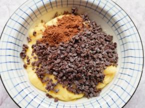 加入可可粉和耐高温巧克力豆。 