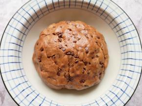 带上一次性手套，抓捏均匀成巧克力饼干面团。 