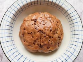 带上一次性手套，抓捏均匀成巧克力饼干面团。 
