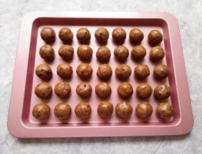 将巧克力饼干面团分成10g一份搓圆备用。 