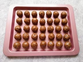 将巧克力饼干面团分成10g一份搓圆备用。 