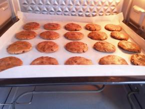 做好的饼干胚送入预热好的烤箱。 