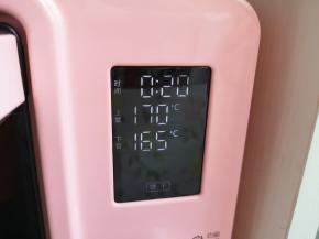 选择烤箱的“饼干”功能，上管170度下管165度烤20分钟。 