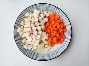 鲍菇洗净切粒，豌豆剥粒，胡萝卜切粒，大蒜切片。