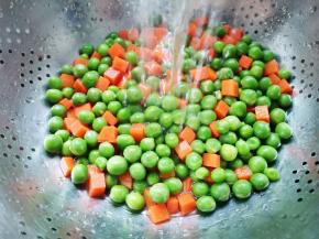 锅中烧开水，放入豌豆胡萝卜丁煮2分钟捞出过凉。