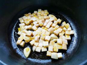 锅内热油，爆香大蒜，加入杏鲍菇炒出汁，