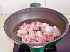 排骨洗净冷水下锅。