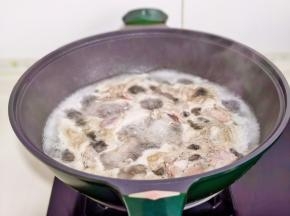 大火煮来，撇出血沫煮3分钟，捞出温水冲洗后沥干水分。