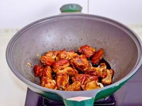 小火翻炒，每块排骨都要裹上酱汁。