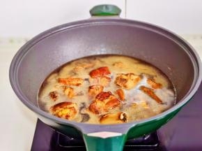 倒入开水，水量没过排骨为佳。