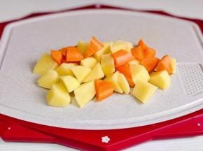 土豆，胡萝卜去皮切小块。