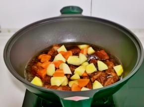 加入胡萝卜与土豆块小火烧熟。