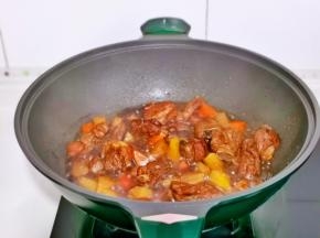 按个人口味加盐调味，大火收汁至浓稠，撒上熟芝麻即可关火。