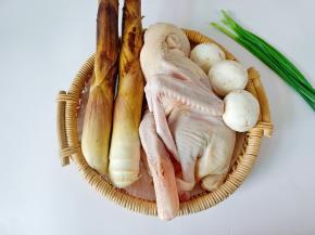 今天逛菜场刚买的春笋，新鲜的很。