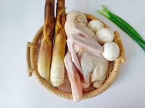 今天逛菜场刚买的春笋，新鲜的很。