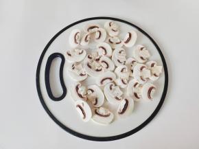 蘑菇用淡盐水浸泡后清洗干净，切厚片。