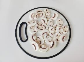 蘑菇用淡盐水浸泡后清洗干净，切厚片。