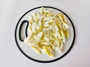 春笋去壳切滚刀块。