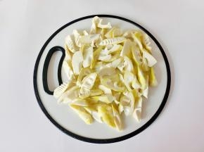 春笋去壳切滚刀块。