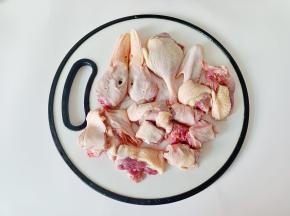 老鸭剁成小块。