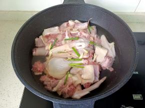 鸭块冷水下锅，放生姜丝，葱段。