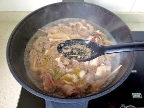 开大火焯水两分钟，水开后撇去表面浮沫，捞出洗净备用。