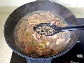 开大火焯水两分钟，水开后撇去表面浮沫，捞出洗净备用。