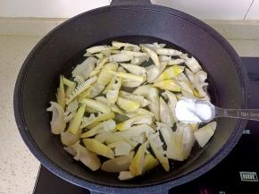 笋块冷水下锅，加一点盐。