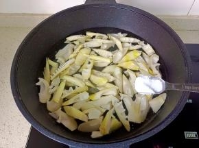 笋块冷水下锅，加一点盐。