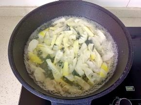 开大火焯水，去除涩味。