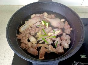 焯好水的鸭肉重新放入冷水里，加生姜片，葱。