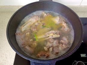 开大火煮开，转中火炖半小时。