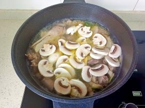 加入蘑菇片，笋继续炖煮15分钟。