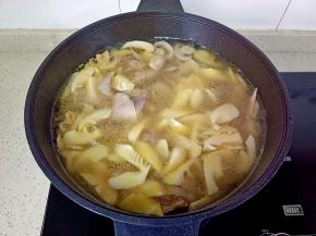 炖煮到汤汁浓郁。