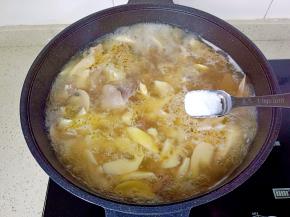 加盐一勺调味。