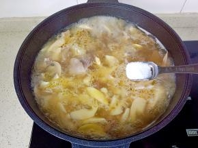 加盐一勺调味。