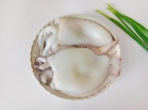 墨鱼撕去外面的膜，去除内脏，清洗干净备用。