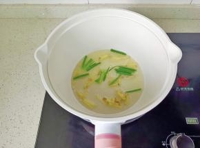 锅里油热下葱姜爆香。