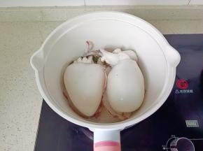 加墨鱼煸炒一下。