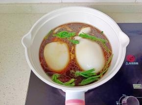 加适量的清水开大火煮开转中火炖15～18分钟【具体时间根据墨鱼大小来定】