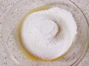 筛入低筋面粉，用手动打蛋器呈Z字形来回搅动，切记不要转圈搅拌，以免起筋。 