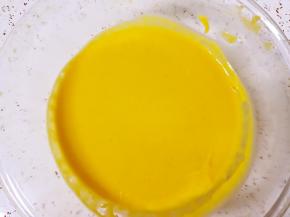 搅动至无干粉无颗粒，食材完全融合，放在一边备用。 