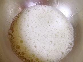 蛋清里面挤入柠檬汁，用电动打蛋器打发至粗泡状。 